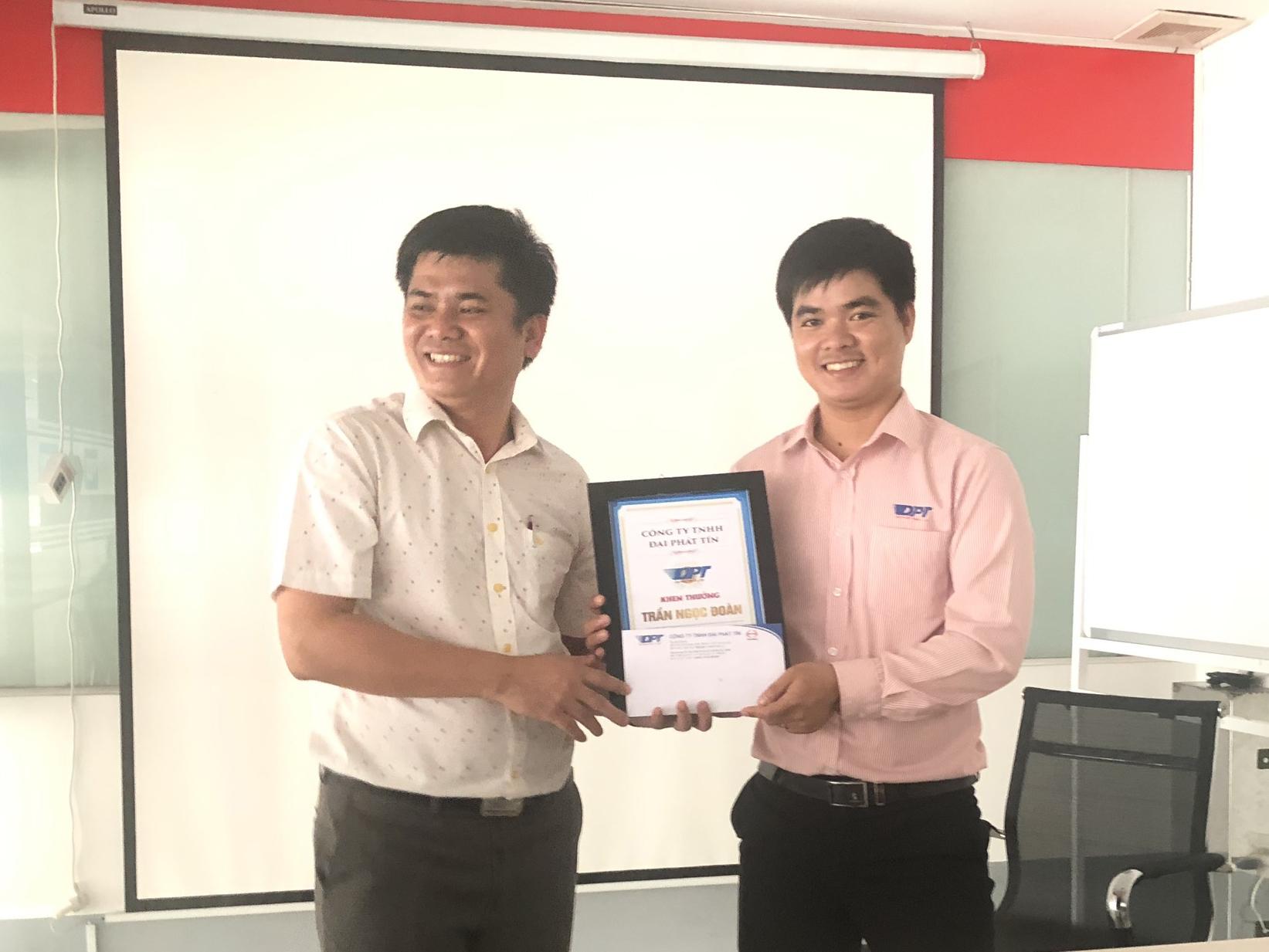 Hino Đại Phát Tín trao tặng danh hiệu Best Sellers tháng 09/2019 cho nhân viên suất sắc nhất